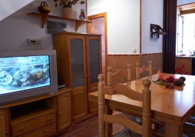 Mesa de comedor y sala de estar