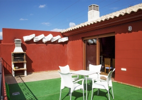 Sala de estar con chimenea y mesa grande