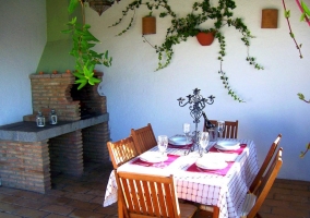 Sala de estar con chimenea y sillones