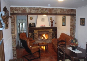 Sala de estar con chimenea