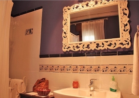 baño azul con espejo vintage