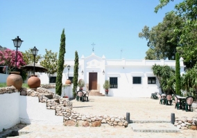 Fachada de la vivienda en blanco