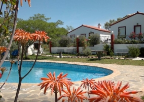 Piscina exterior y vista de las casas