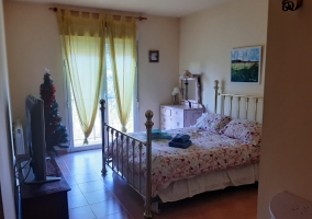 Dormitorio con cama de matrimonio