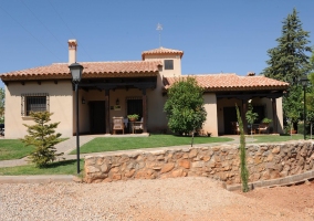 Vista exterior de la casa con porches