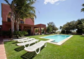 Jardín y piscina