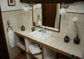 Baño con espejo