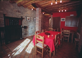 Comedor con mesa de madera