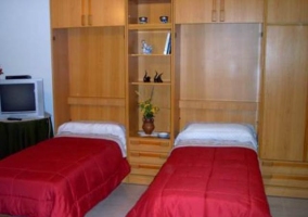 Dormitorio con paredes azules y dos camas