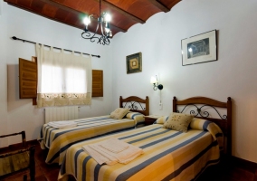 Dormitorio de paredes blancas con cama doble