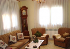 Sala de estar con sofá y sillón