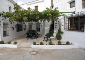 Patio exterior con varios muebles