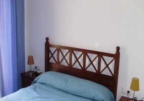 Dormitorio con cama de matrimonio