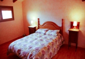 Dormitorio con cama de matrimonio