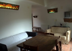 Cocina con lavadora y mesa de madera