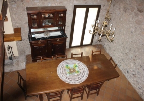 Sala de estar con mesa y chimenea al lado