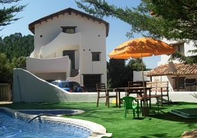 Piscina y muebles de exterior en el patio de la casa