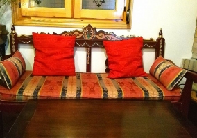 Sala de estar con sillones tapizados de estilo colonial