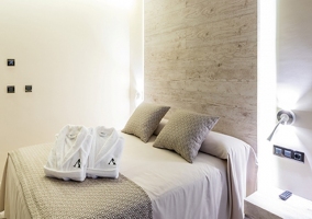 Dormitorio con cama grande