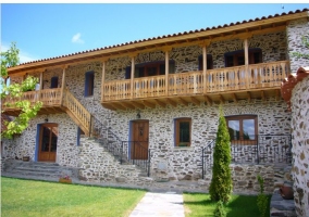 Fachada y jardín de la casa rural leonesa