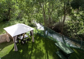 Salón con estufa en chimenea