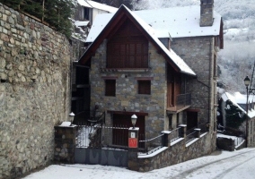 Vista de la casa y exteriores nevados