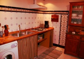 Sala de estar con sofá y chimenea