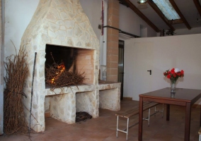 Comedor con sala de estar al fondo