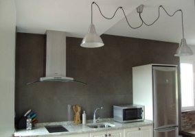 Sala de estar con sofás y chimenea
