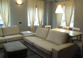 Sala de estar con sofá y televisión
