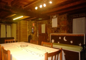 Sala de estar y comedor justo al lado con chimenea