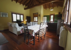 Mesa comedor y zona de estar