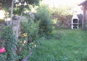 Barbacoa en la zona ajardinada de la vivienda