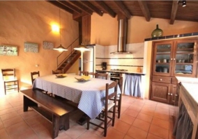 Comedor con chimenea y gran mesa de madera