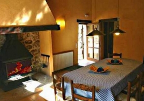 Comedor con chimenea y mantel de cuadros