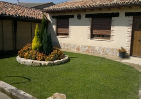 Zona ajardinada junto a la vivienda