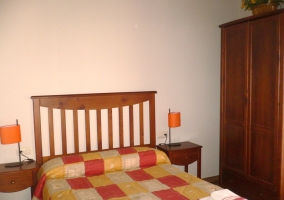 Dormitorio con cama doble y armario grande