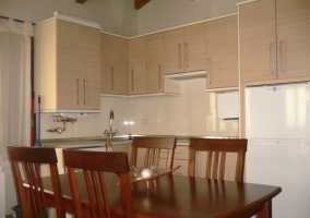 Mesa del comedor junto a cocina abierta