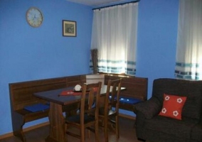 Sala de estar y comedor con paredes azules