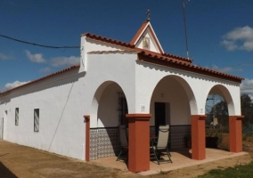 Vistas del porche con azulejo en la parte baja de la fachada