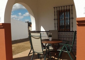 Cocina comedor en espacio muy amplio de tonos claros