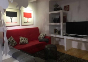 Dormitorio con cama de matrimonio