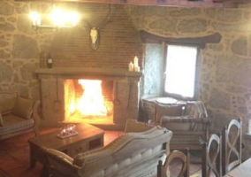 Sala de estar con sofás y chimenea