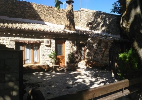 Patio de la casa y entrada al edificio