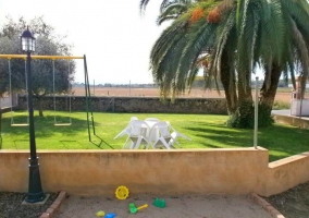 Zona de juegos y jardín