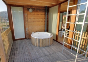 Terraza de la casita con jacuzzi redondo