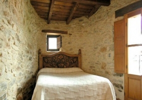 Habitación con cama de matrimonio