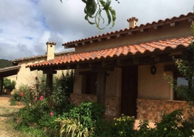 Sala de estar con chimenea en el frente principal