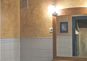 Aseo con lavabo y espejo