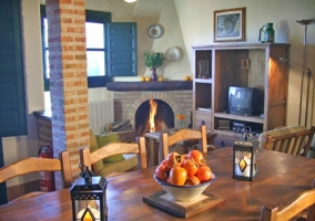 Sala de estar con sofás y chimenea